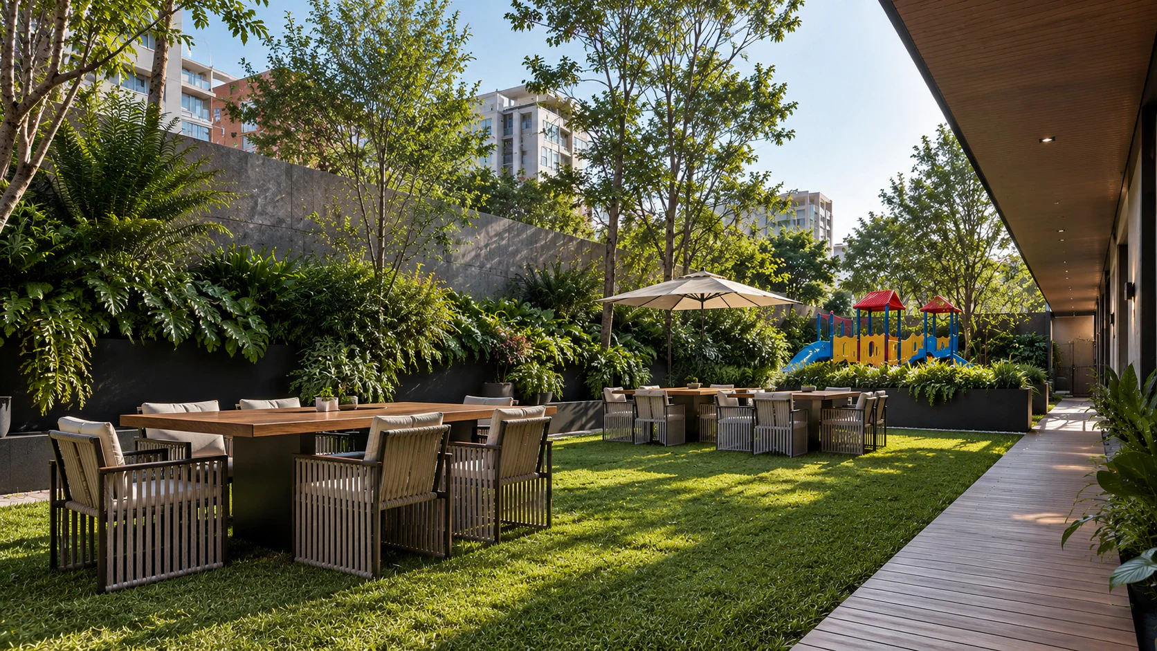 Patio moderno con jardín y parque infantil